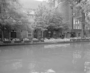 885001 Gezicht op de werf met het grote terras van de Poffertjes- en Pannekoekenbakkerij 'De Oude Muntkelder' ...